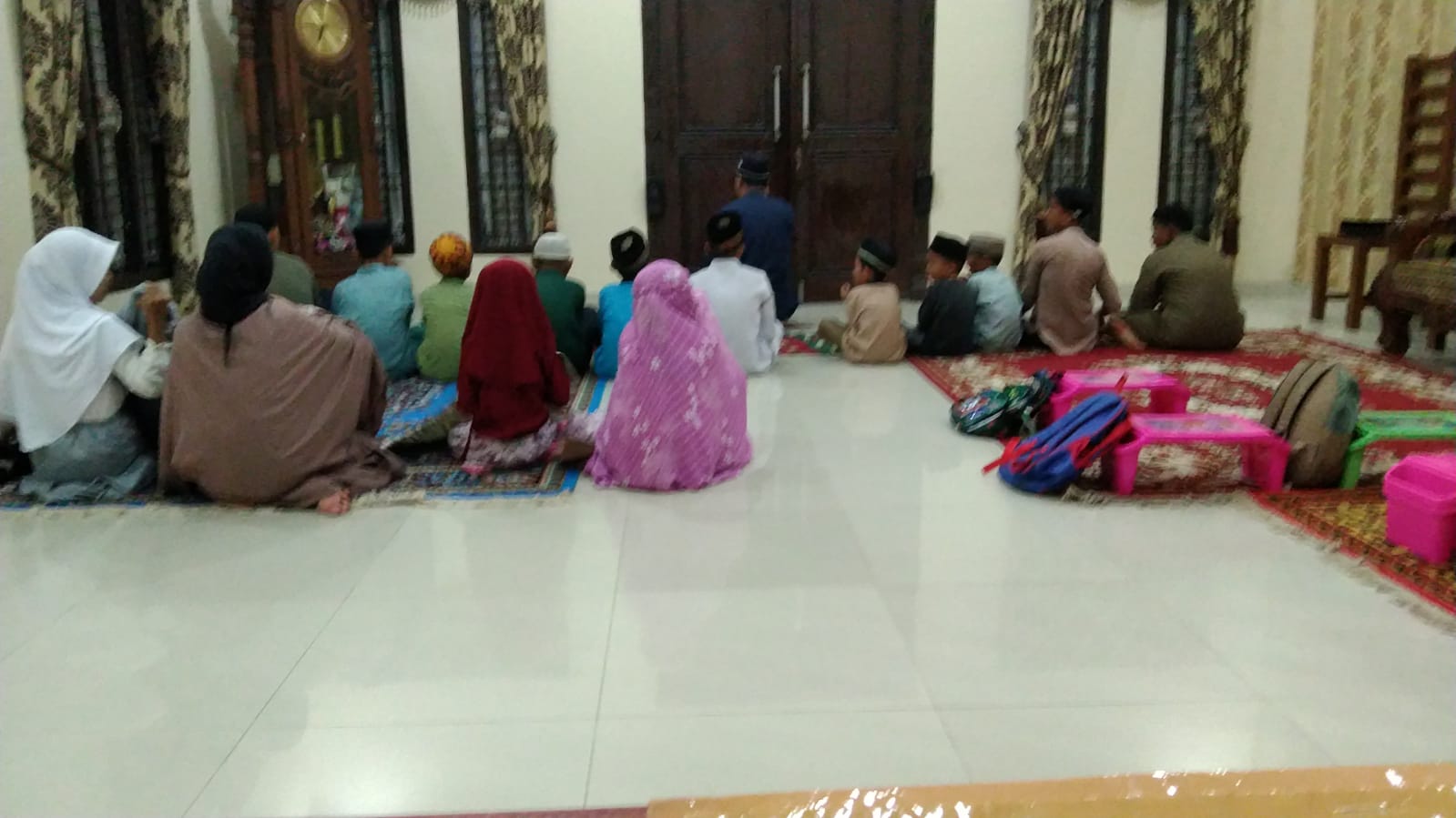 sholat maghrib bersama